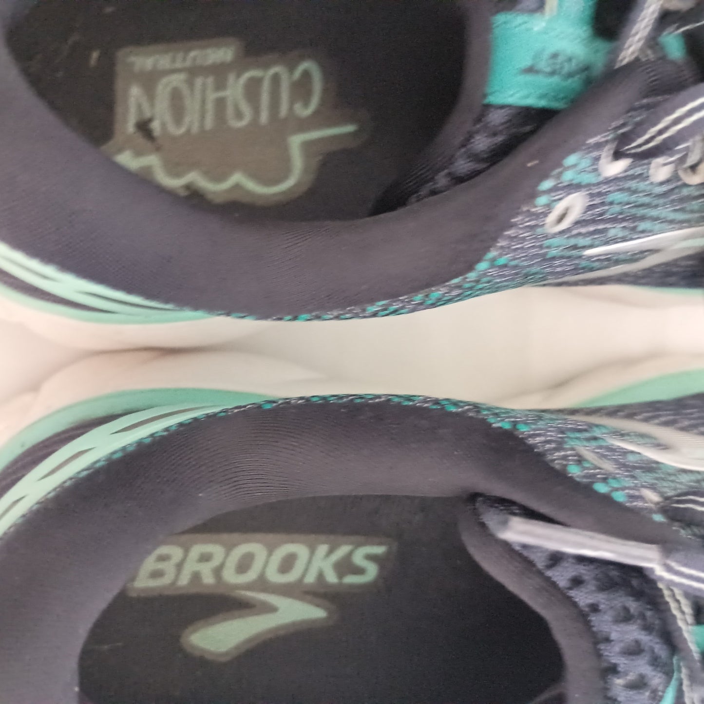 Brooks Ghost 11 Cushioned Running Shoes Sneakers Women size 7 Wide Good Pre-Loved Condition Sustainable Fashion