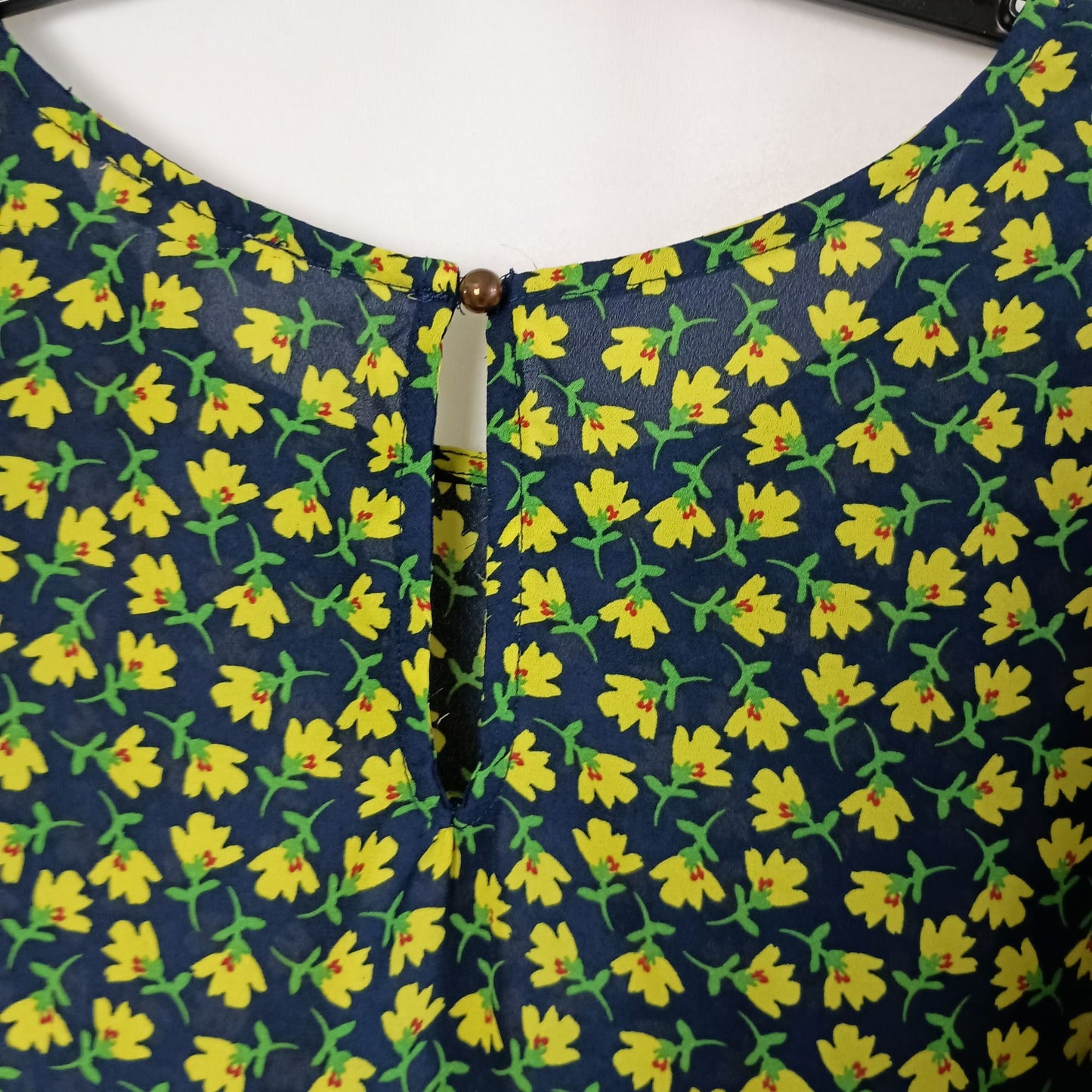 Lily White blue and yellow floral print daisies relaxed fit ladies blouse business casual size M