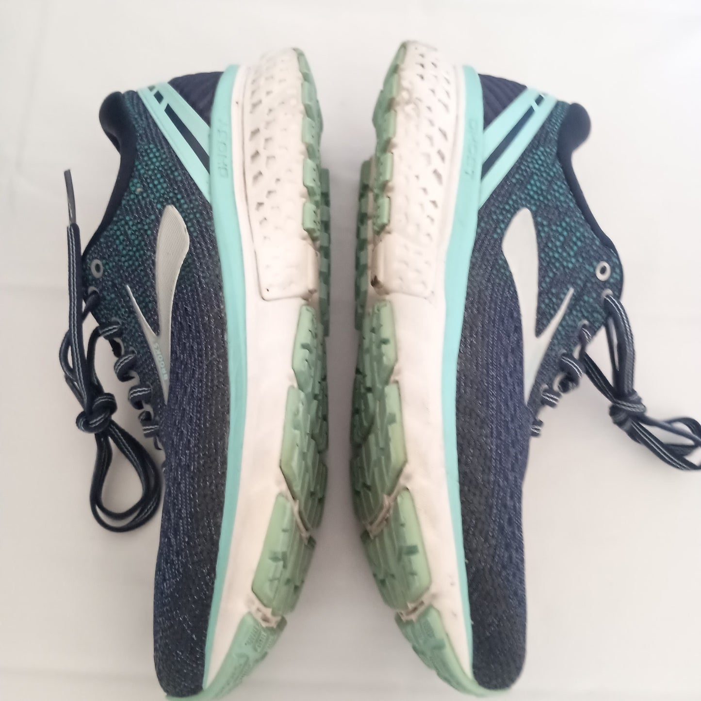 Brooks Ghost 11 Cushioned Running Shoes Sneakers Women size 7 Wide Good Pre-Loved Condition Sustainable Fashion