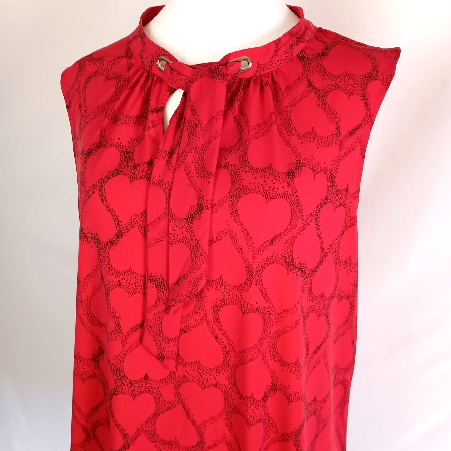 Liz Claiborne red hearts sleeveless neck tie blouse size XL