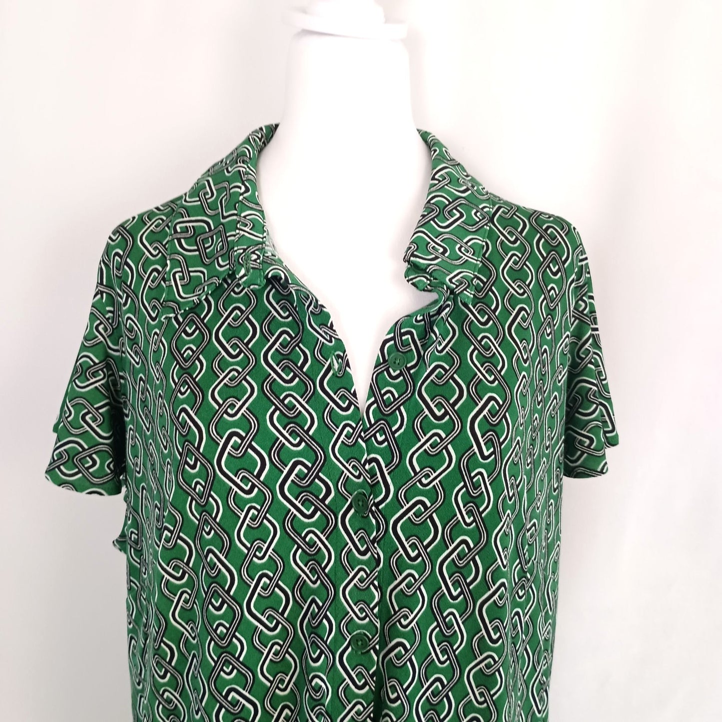 Adrianna Papell Flutter Sleeve Button Front Very Stretchy Blouse Green Chain Design New Plus size 1X