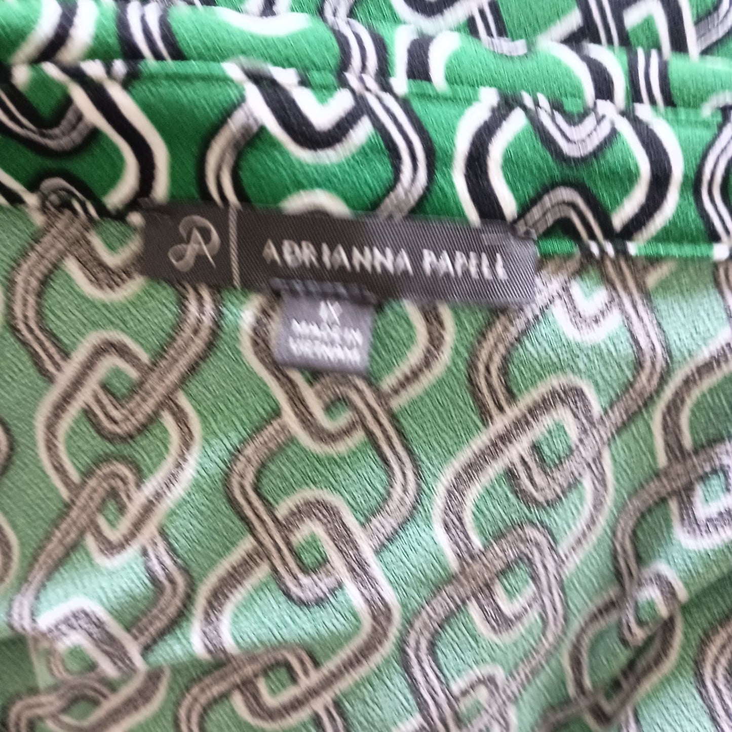 Adrianna Papell Flutter Sleeve Button Front Very Stretchy Blouse Green Chain Design New Plus size 1X